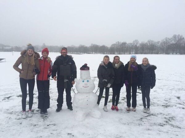 v.l. Tia Nellessen, Elena Welzhofer, Trainer Jan Blazek, Tany Amiruddin, Lilly von Eberstein, Jill Schmanns, Charlotte Bürgers (nicht auf dem Bild sind Naomi Sugama + Annabel Liu)