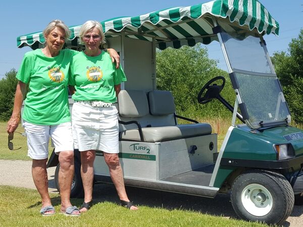 Bewirteten die Golfer mit ihrem Catering-Cart: Inge Quiel-Roggensack (l.) und Adriane Robel- Beck