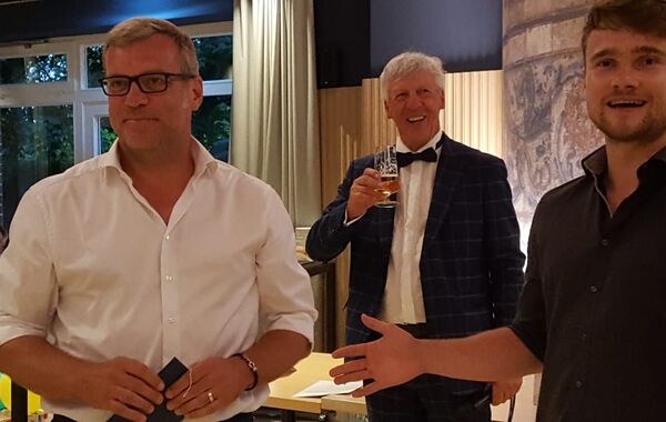 Cheforganisator Hans-Werner Arleth (M.) und die Bruttosieger Michael (l.) und Tom Schmanns