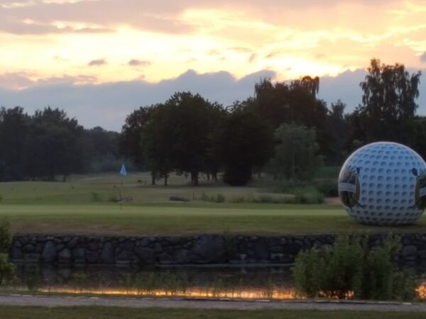 Abendstimmung auf Treudelberg: Blick über B9. Auf dem Grün der aufblasbare Golfball-Ballon des Men's Day