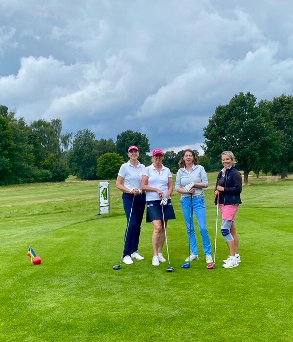 Hier gehen die späteren Sieger an den Start: Die Treudelbergerinnen Andrea von Fintel (2. v. r.) und Iris Hardt (r.) sicherten sich den 1. Netto-Preis in der Klasse A. Sie spielten in einem Flight mit Barbara Kleine aus Ahrensburg (l.) und Gabi Fink-Loth