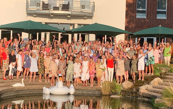 Nach dem Golf und vor der Abendgala: Die 104 Damen haben sich zum großen Gruppenfoto aufgestellt, vor ihnen auf dem See Ur-Schwänin Clodette