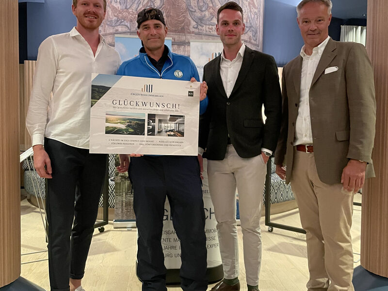 Gewann den Traumurlaub: Holger Valentin (2. v. l.). Den Sonderpreis übergab Robin Heim (l., für Zala Springs Golf Resort), erste Gratulanten waren Felix Weiss und Uwe von Böhl (r.)