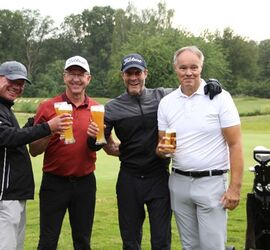 Ulf Jungjohann, Nord-Ostsee-Automobile ( links ) und der Präsident des Golfclub Hamburg-Treudelberg Uwe von Böhl (rechts). 3. Von links unser Vizepräsident Christian Schommers