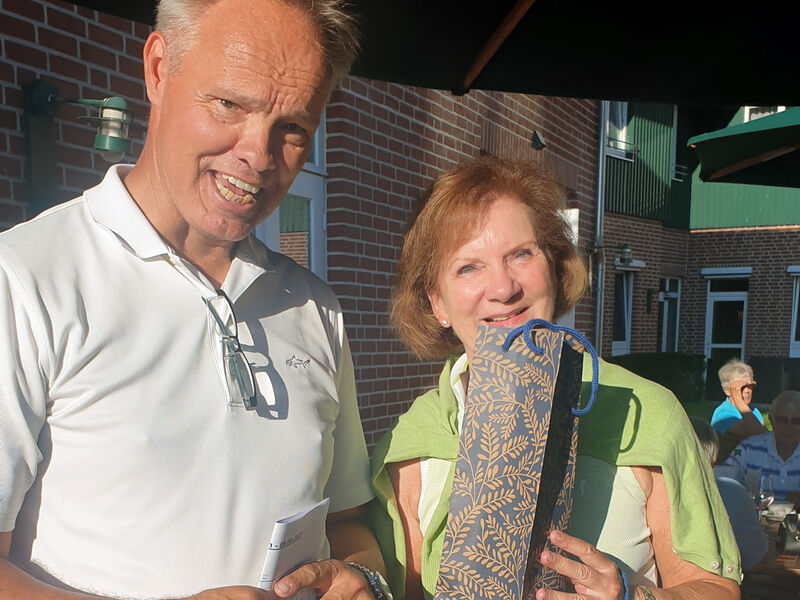 Susanne Witteschus überreicht Organisator Uwe von Böhl das Gastgeschenk