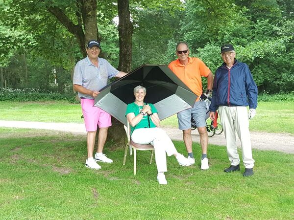 Passte auf, dass beim Hole-in-one alles mit rechten Dingen zuging: Birgit Danker aus dem Serviceteam mit v. l. Jörg Fenner, Claus Cordes und Bruno Meissner