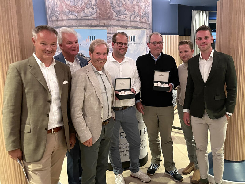 Brutto-Sieger:  Jan-Henning Gries (M.) und Marc Ellis (3. v. r.). Mit ihnen freuen sich (v. l.): Uwe von Böhl, Jürgen Weiss, Nico und Jan Giercke (Senior- und Juniorchef von Uhren Becker) und Felix Weiss