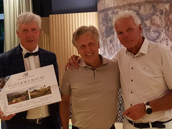 Gewinner der Teneriffa-Reise: Thomas Arnold (M.) zwischen Hans-Werner Arleth und Sponsor Jürgen Weiss (r.)