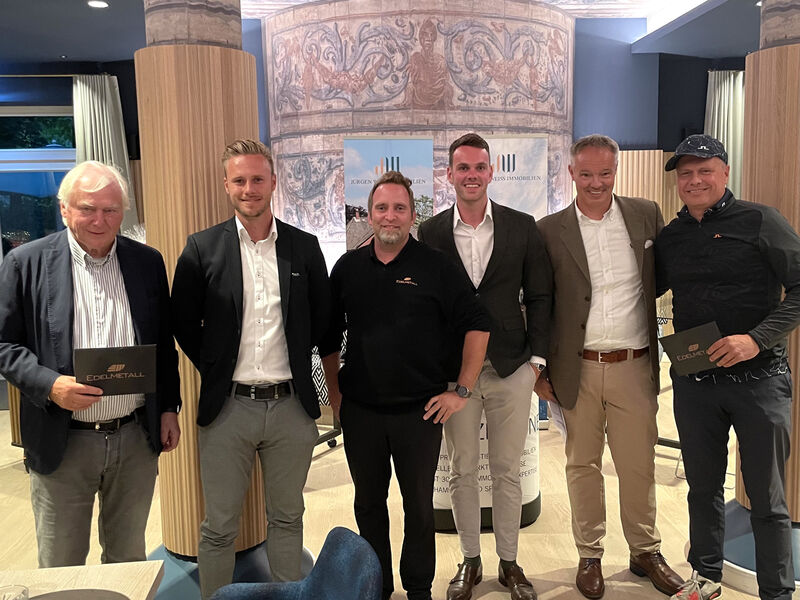 Sieger im Wettbewerb „Nearest to the Pin“: Georg Müller (l.) und Peer Dietrich (r.). Zwischen ihnen stehen (v. l.): Dennis Meyerrose, Tim Tippelt (Edelmetall-Golf), Felix Weiss und Uwe von Böhl