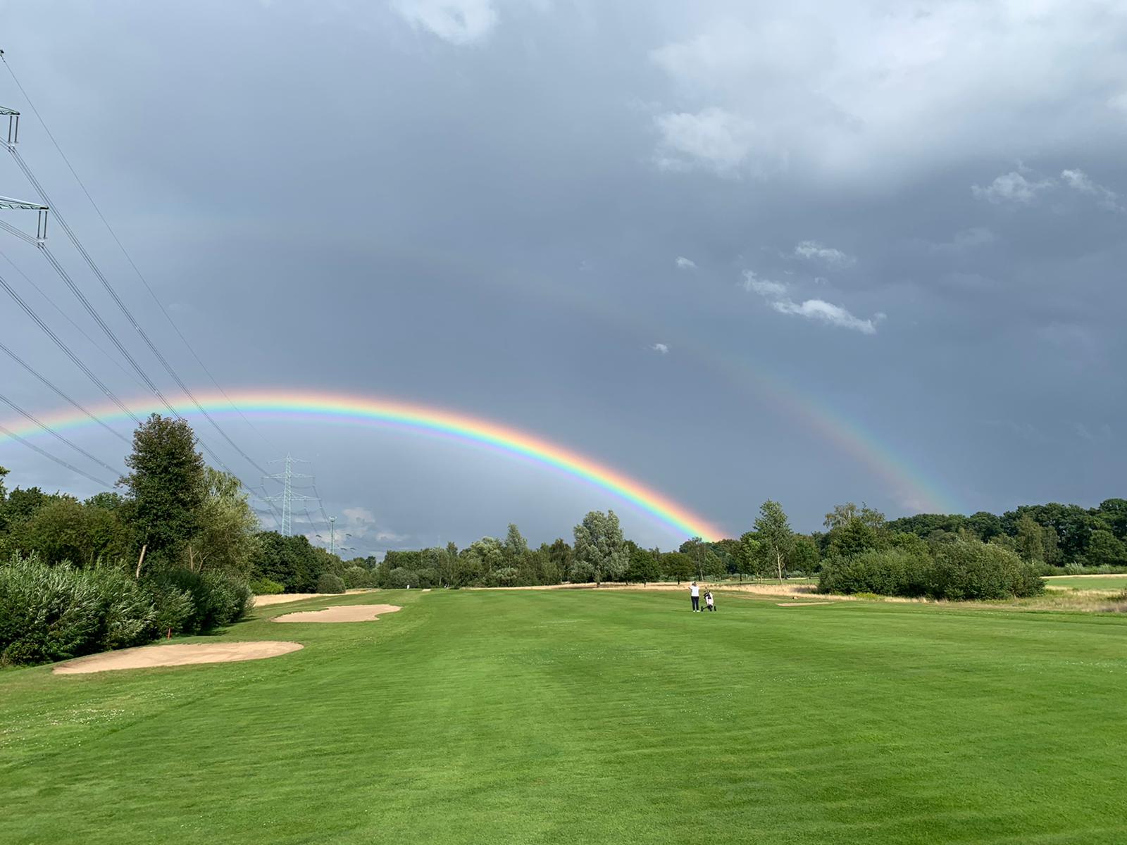 Doppelter Regenbogen über Treudelberg. Impressionen vom Par-4-Loch A4 mit Blick zum Abschlag