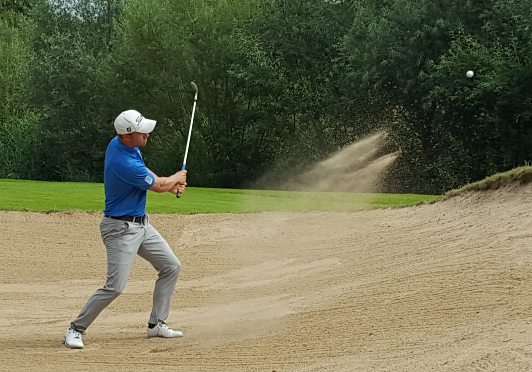 Viel Gefühl im Sand: Dennis Meyerrose im Bunker an der A3. Im Vierer spielte er zusammen mit Edgar Seemann einen Even-Par-Runde